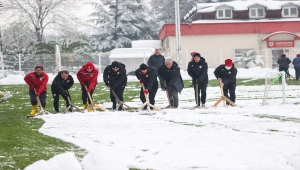 Samsunspor Teknik Direktörü Sağlam, karla kaplanan antrenman sahasını temizledi
