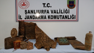 Şanlıurfa'da Ortaçağ'a ait ve Mısır kökenli olduğu değerlendirilen işlemeli piton derisi ve dini kitaplar ele geçirildi