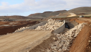 Siirt Botan Çayı'nda feribot seferleri için tekne yanaşma iskelesi yapılıyor 