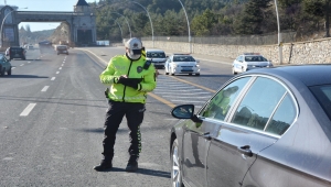 Trafik polislerinden ışıklı ve sesli uyarı işaretlerini usulsüz kullananlara yönelik denetim