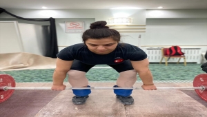 Tuğçe Boynueğri, zorluklar içinde halterde başarı hikayesine imza attı