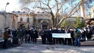 TÜGVA'dan Boğaziçi Üniversitesi önünde Kabe fotoğrafının yere serilmesine tepki