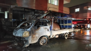 Tuzla'da doğal gaz kutusundaki patlama sonucu iki araç ve bir binada hasar oluştu