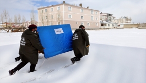 Van'da soğuktan etkilenen hayvanlar için sokaklara kulübeler yerleştirildi