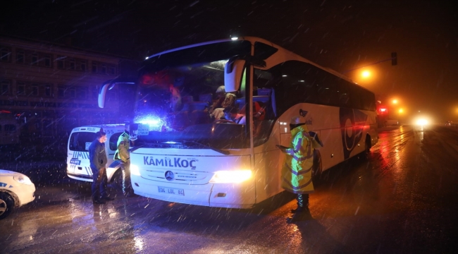 Yoğun kar yağışı nedeniyle Malatya'dan Kayseri yönüne araç trafiği durduruldu