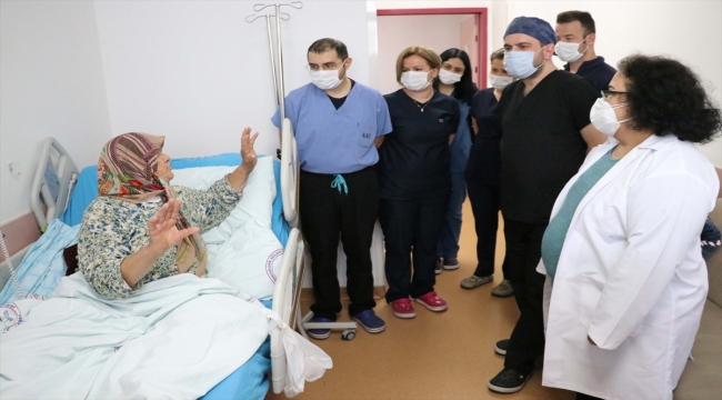 Zonguldak'ta 3,5 saatlik operasyonla boynundaki kitle alınan guatr hastası oksijen tüpünden kurtuldu