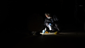 Adana'da uzun namlulu silahla eve saldırı düzenleyen 2 şüpheli yakalandı 