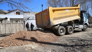 Babasının sırtında okula giden bedensel engelli Batuhan için yollar açılıyor