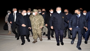 Bakan Akar, Tatvan'da askeri helikopterin düşmesine ilişkin 8. Kolordu Komutanlığında bilgi alıyor