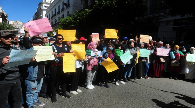 Cezayir'de öğrenciler "kapsamlı değişim" talebiyle gösteri düzenledi