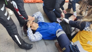 Denizli'de bir kişinin bacağından bıçaklandığı an kamerada