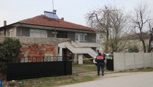 Düzce'de tartıştığı arkadaşını falçatayla öldüren Afganistan uyruklu şüpheli ile maktulün kardeşi adliyede