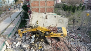 Edirne'de yıktığı apartmanın parçalarının altında kalan kepçenin operatörü yaralandı