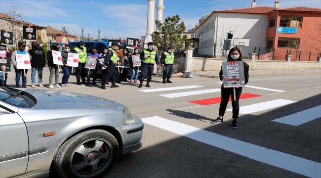 Elazığ'da jandarma ve öğrenciler "trafikte yayalar kırmızı çizgimizdir" mesajı verdi