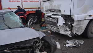 GÜNCELLEME 2 - Manisa'da otomobil ile kamyon çarpıştı: 4 ölü