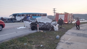 GÜNCELLEME - Düzce'de otomobil ile yolcu otobüsü çarpıştı: 3 ölü, 11 yaralı
