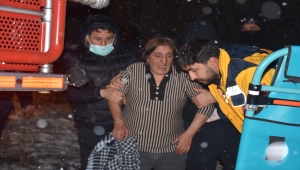 GÜNCELLEME - Kars'ta 6 katlı binada çıkan yangında dumandan etkilenen 41 kişi hastaneye kaldırıldı