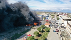 GÜNCELLEME - Manisa'da geri dönüşüm tesisinde çıkan yangın söndürüldü