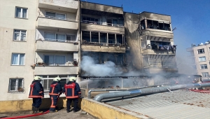 GÜNCELLEME - Mersin'de 5 katlı apartmanda çıkan yangın kontrol altına alındı