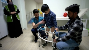 İHH, doğuştan yürüme engelli İbrahim'i protez bacağa kavuşturdu