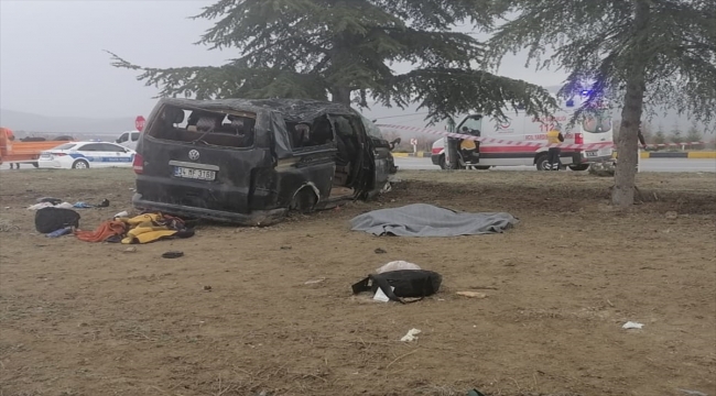 Isparta'da iki aracın çarpışması sonucu 3 kişi öldü, 8 kişi yaralandı