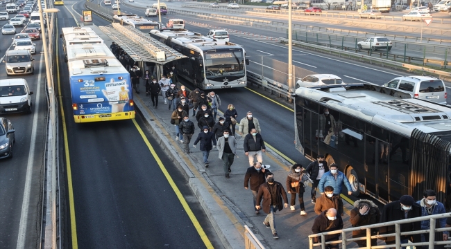 İstanbul yeni haftaya trafik yoğunluğuyla başladı