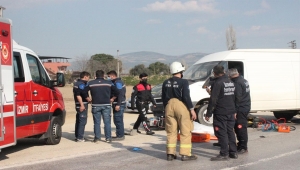 İzmir'de minibüsle çarpışan motosikletin sürücüsü öldü, eşi yaralandı