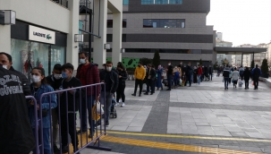 Kayseri'de AVM önünde uzun kuyruklar oluştu
