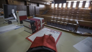 Kayseri'de eşinin altınlarını silah zoruyla alan sanığın yargılanmasına başlandı