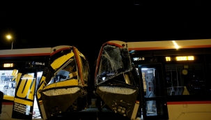 Kayseri'de iki tramvay aracının çarpıştığı kazada 2 kişi yaralandı