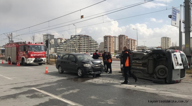 Kayseri'de otomobille hafif ticari araç çarpıştı: 2 yaralı