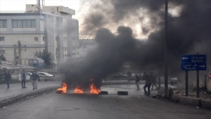 Lübnan'da alım gücünün düşmesini ve hayat pahalılığını protesto eden göstericiler yolları trafiğe kapattı