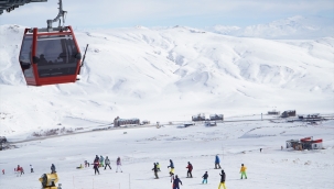 Mart ayında Erciyes'e yağan kar turizmcilere can suyu oldu