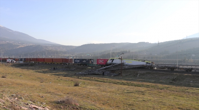 Adana'da aynı istikametteki iki yük treni çarpıştı: 2 makinist yaralı