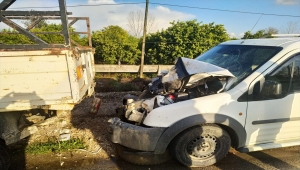 Adana'da hafif ticari araç ile kamyonetin çarpışması sonucu 3 kişi yaralandı