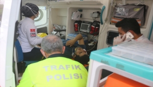 Adana'da otomobille çarpışan motosikletin sürücüsü yaralandı
