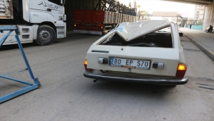 Adana'da tırın taşıdığı elektrik direği üzerine düşen otomobilin sürücüsü yaralandı
