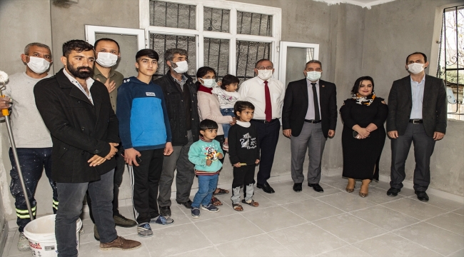 Adana'da yangında kullanılmaz hale gelen evi ilçe belediyesi onardı