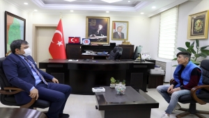 Ağrı'da rüzgarda yarıya inen bayrağı tekrar göndere çeken çocuğa akıllı telefon hediye edildi