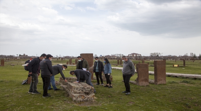 Ahlat Selçuklu Mezarlığı'ndaki 100 mezar taşı daha ayağa kaldırılacak