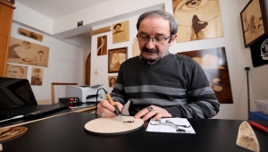 Ahşabı sabırla yakarak, sanat eserlerine dönüştürüyor