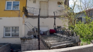 Aksaray'da balkonun evin giriş kapısının üzerine çökmesi nedeniyle mahsur kalan kadın kurtarıldı