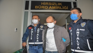 Antalya'da takip ettikleri kişilerin araçlarından para çaldıkları iddiasıyla yabancı uyruklu 3 kişi yakalandı 