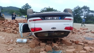 Antalya'da tuğla yüklü kamyonla otomobil çarpıştı: 4 yaralı