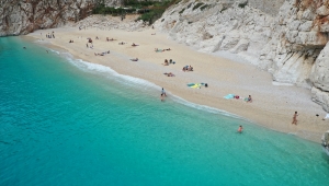 Antalya'nın sahillerinde "tam kapanma" öncesi yoğunluk yaşanıyor