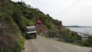 Assos Antik Limanı'nda işletmelerin kapatılmasının ardından risk oluşturan kayaların ıslahına başlandı