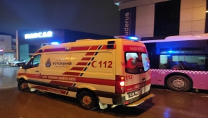 Ataşehir'de aracın çarpması sonucu otobüsün altına sürüklenen kadın hayatını kaybetti