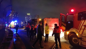 Avcılar'da devrilen tır nedeniyle yol trafiğe kapandı