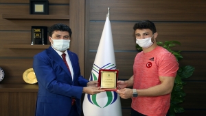 Avrupa Güreş Şampiyonası'nda gümüş madalya kazanan Başar, mezun olduğu okulu ziyaret etti