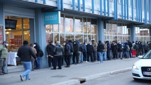 Avusturya'da Diyanete bağlı ATİB kuruluşu, ihtiyaç sahiplerine iftar paketi dağıtıyor